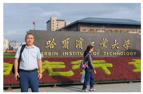 天億維修人員在哈工大門口 天億維修人員在哈工大門口